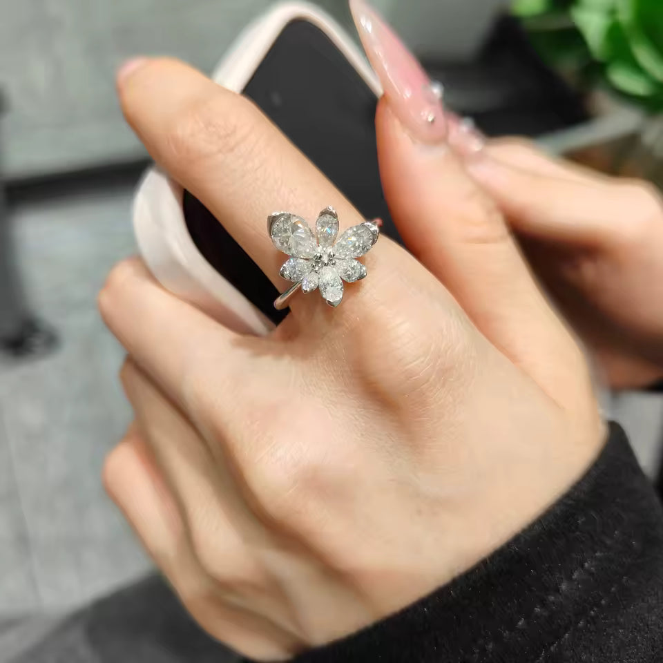 Anillo Flor · Moissanita Talla Pera
